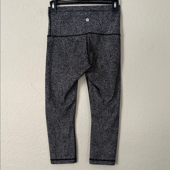 Lululemon Wunder Under High-Rise Cropped Leggings in Size 6 - Picture 6 of 15